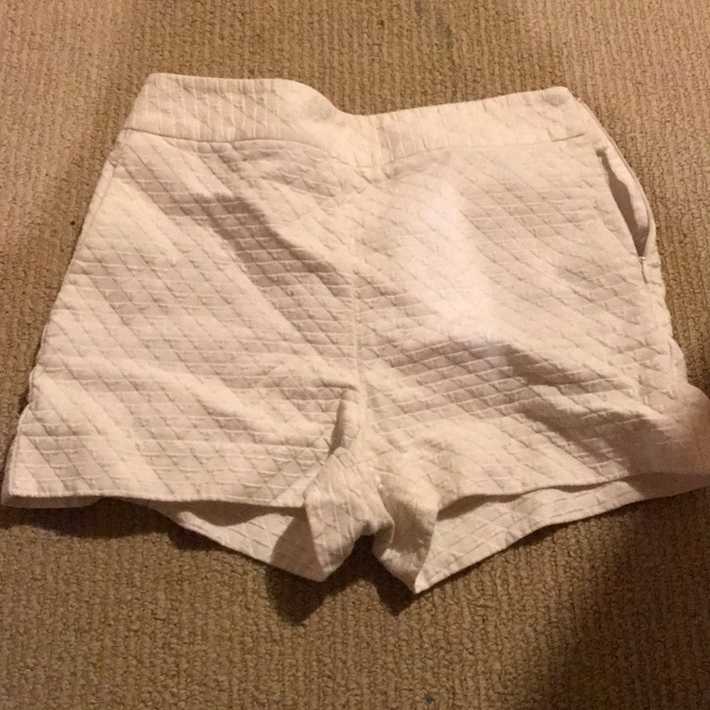 Express geometric pattern, high waist white shorts